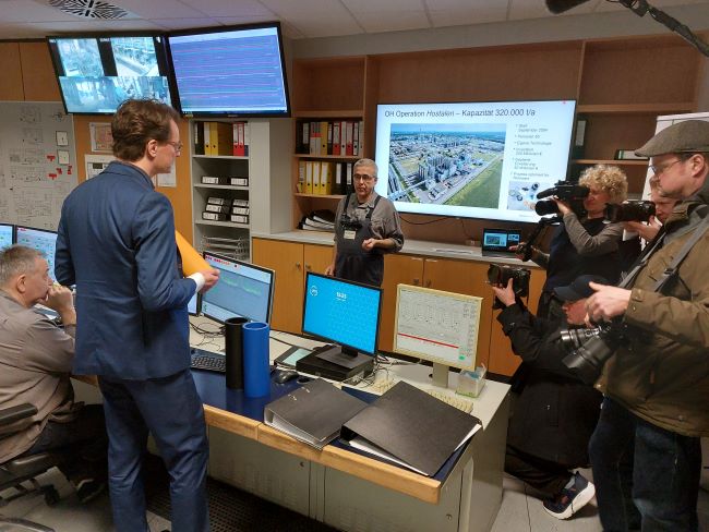 Ministerpräsident Hendrik Wüst zu Besuch bei LyondellBasell 
