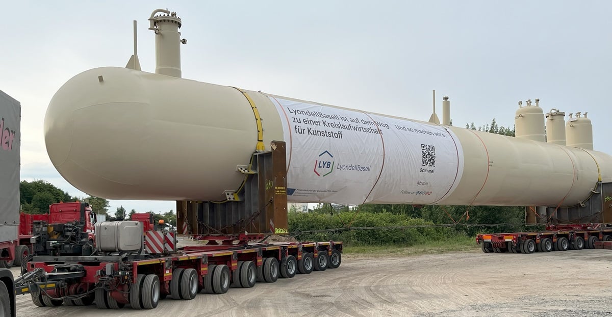LyondellBasell treibt Kreislaufwirtschaft für Kunststoffe voran: Anlieferung von Großtanks für chemisches Recycling in Wesseling für MoReTec